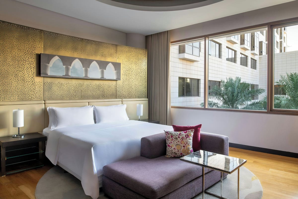Club Suite, 1 Bedroom (SW-M) Non-Smoking | Sengetøy av topp kvalitet, dundyner, senger med overmadrass og minibar
