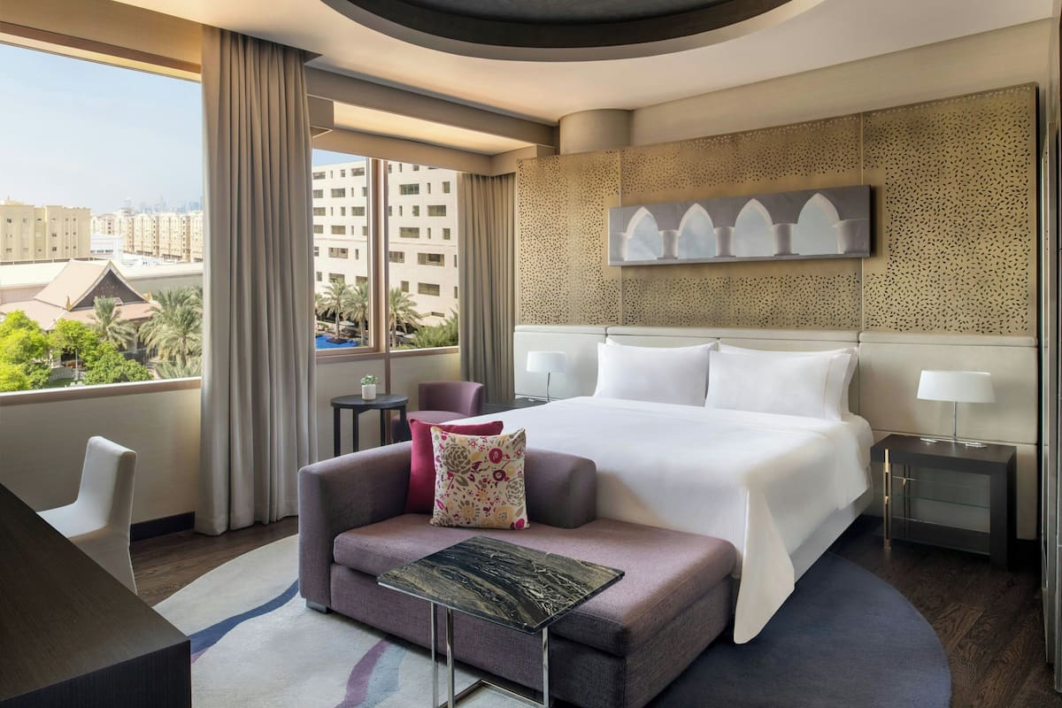 Suite Senior, 2 kamar tidur, Boleh Merokok | 1 kamar tidur, seprai premium, dan selimut bulu angsa