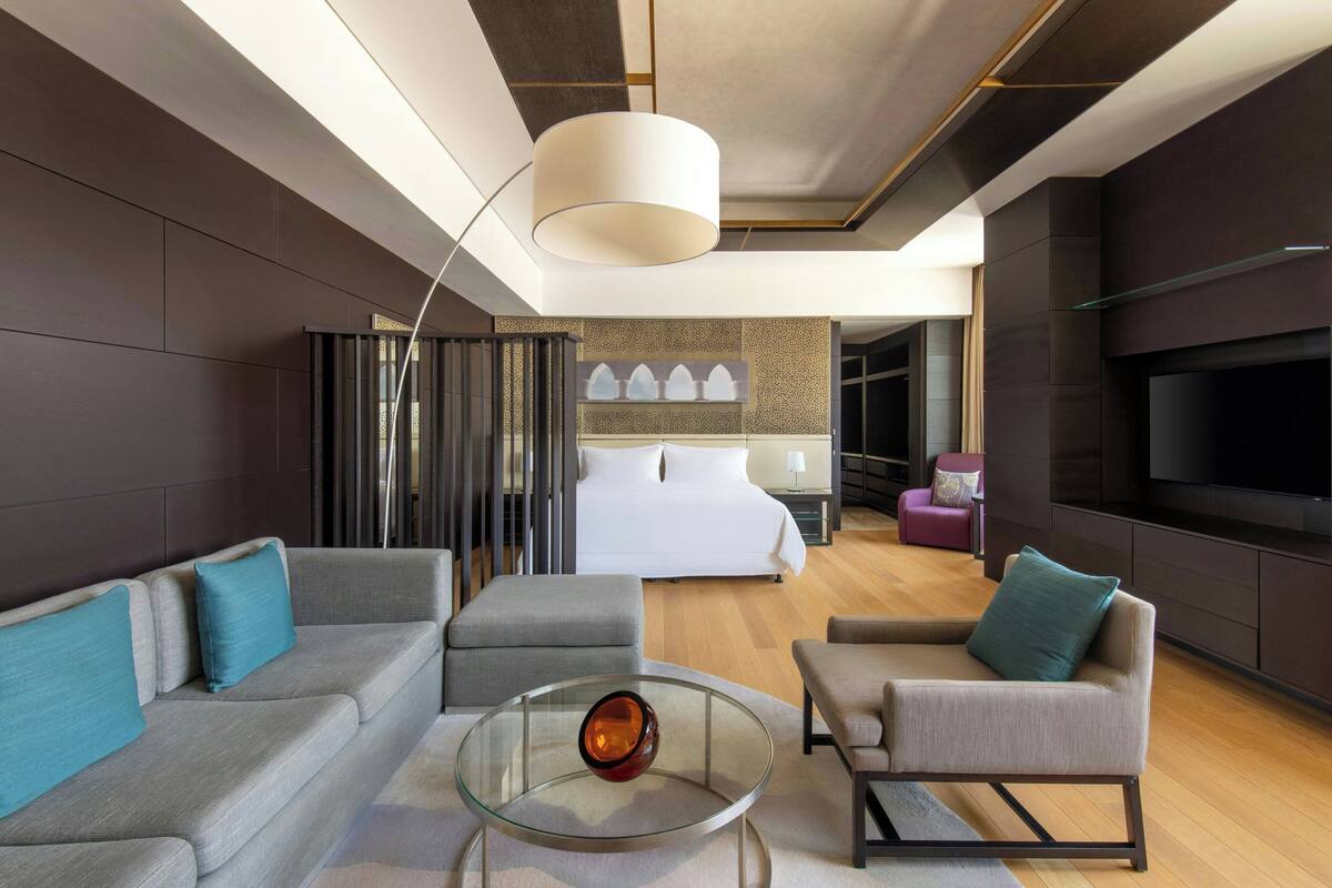 junior studio, 1 king bed, smoking | 1 bedroom, premium bedding, down duvets, pillow-top beds