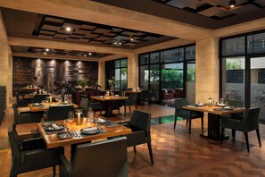 3 restaurants; breakfast, lunch, dinner and brunch served 