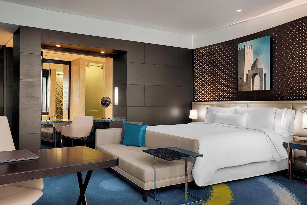 Deluxe Room, 1 King Bed, Non - Smoking, City View | Sengetøy av topp kvalitet, dundyner, senger med overmadrass og minibar