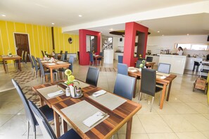 Café da manhã com buffet grátis todos os dias