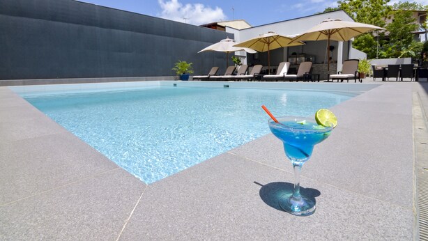 Outdoor pool - Queens Hotel (Paramaribo)