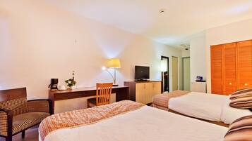 Minibar, caja de seguridad en la habitación y escritorio