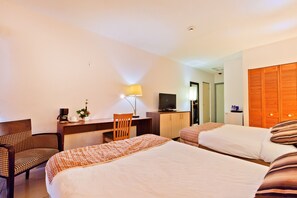 Frigobar, cofres nos quartos, escrivaninha, cortinas blackout