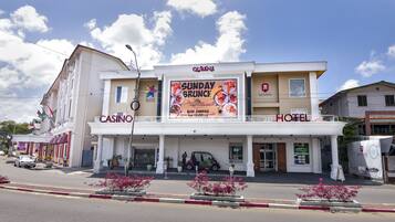 Vista frontal de la propiedad