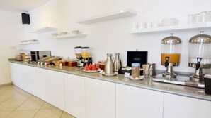 Free daily buffet breakfast - Queens Hotel (Paramaribo)