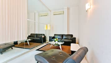 Minibar, coffres-forts dans les chambres, bureau, rideaux occultants