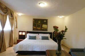 Master Suite | Edredones de plumas, cortinas opacas, tabla de planchar con plancha
