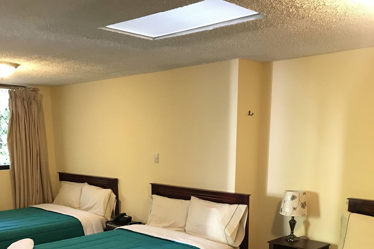 Habitación familiar | Edredones de plumas, cortinas opacas, tabla de planchar con plancha
