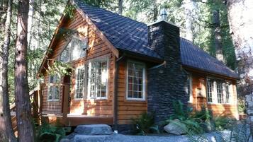 Muir Cabin | 1 bedroom, premium bedding