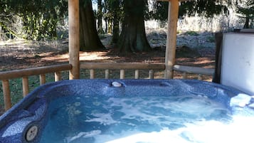 Cedar Springs Cabin | Outdoor spa tub