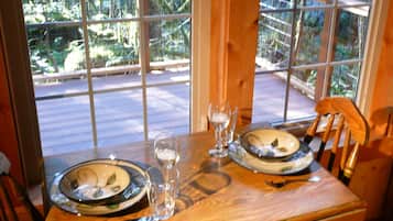 Muir Cabin | 房內用餐區