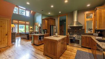 Premier House, 5 Bedrooms, Mountain View, Mountainside | Private kitchen | Microwave, coffee/tea maker