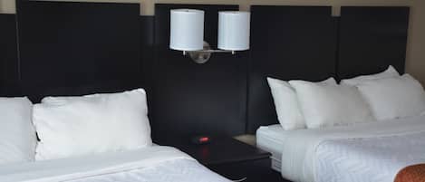 Chambre luxueuse, 2 grands lits | Literie de qualité, bureau, fer et planche à repasser