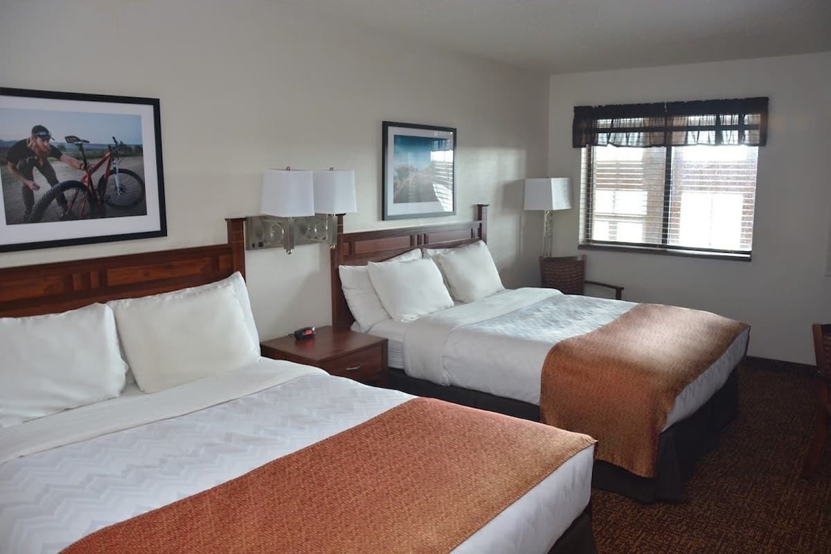 Standard Double Room | Peralatan tempat tidur premium, meja, seterika/papan seterika