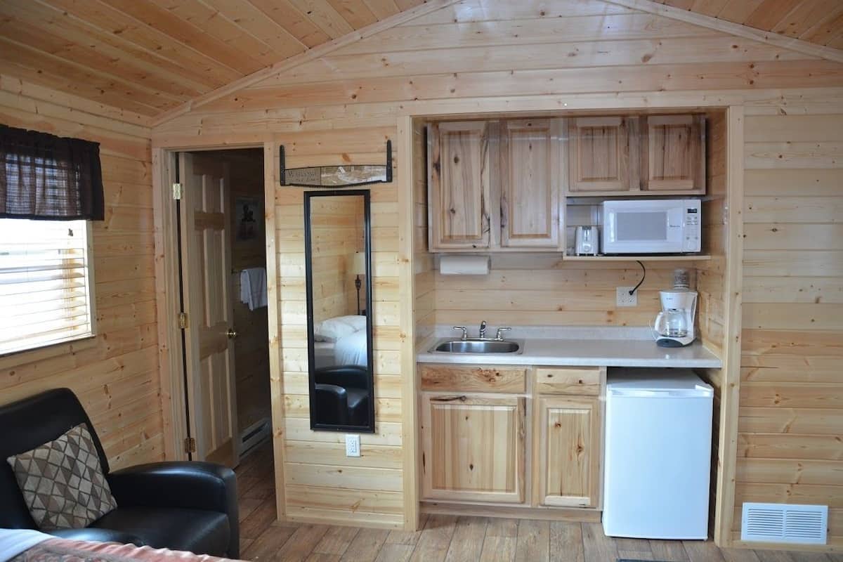 comfort cabin, 1 queen bed, kitchenette | premium bedding, desk, iron/ironing board, free cots/infant beds