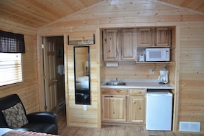 Chalet rustique Confort, 1 grand lit, cuisinette | Literie de qualité, bureau, fer et planche à repasser