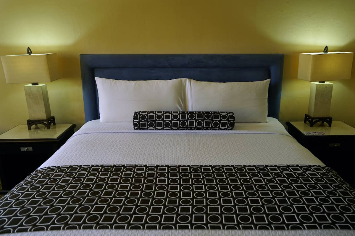 Ropa de cama de alta calidad, escritorio y sistema de insonorización