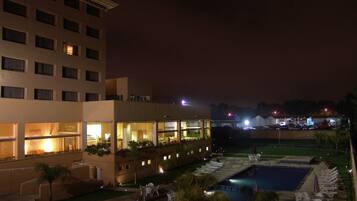 Vista frontal de la propiedad por la tarde o noche