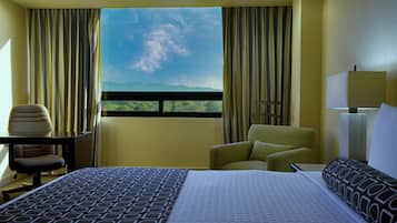 Club Room, 1 King Bed | Property amenity