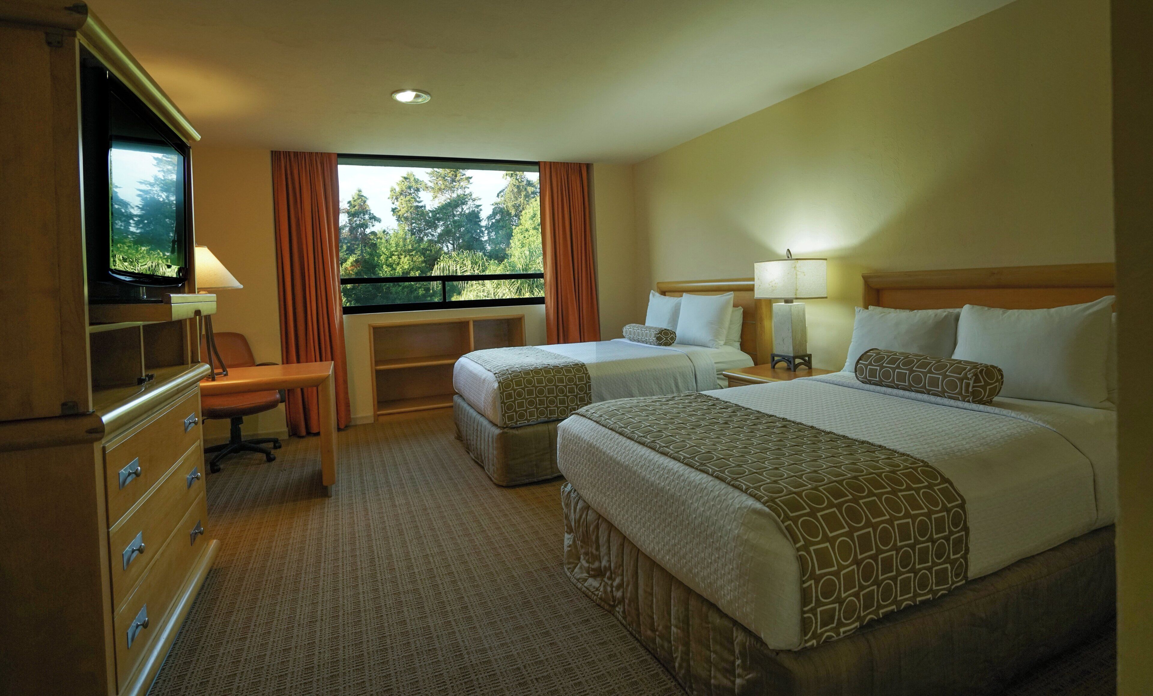 Habitación superior, 2 camas matrimoniales | Servicio de la propiedad