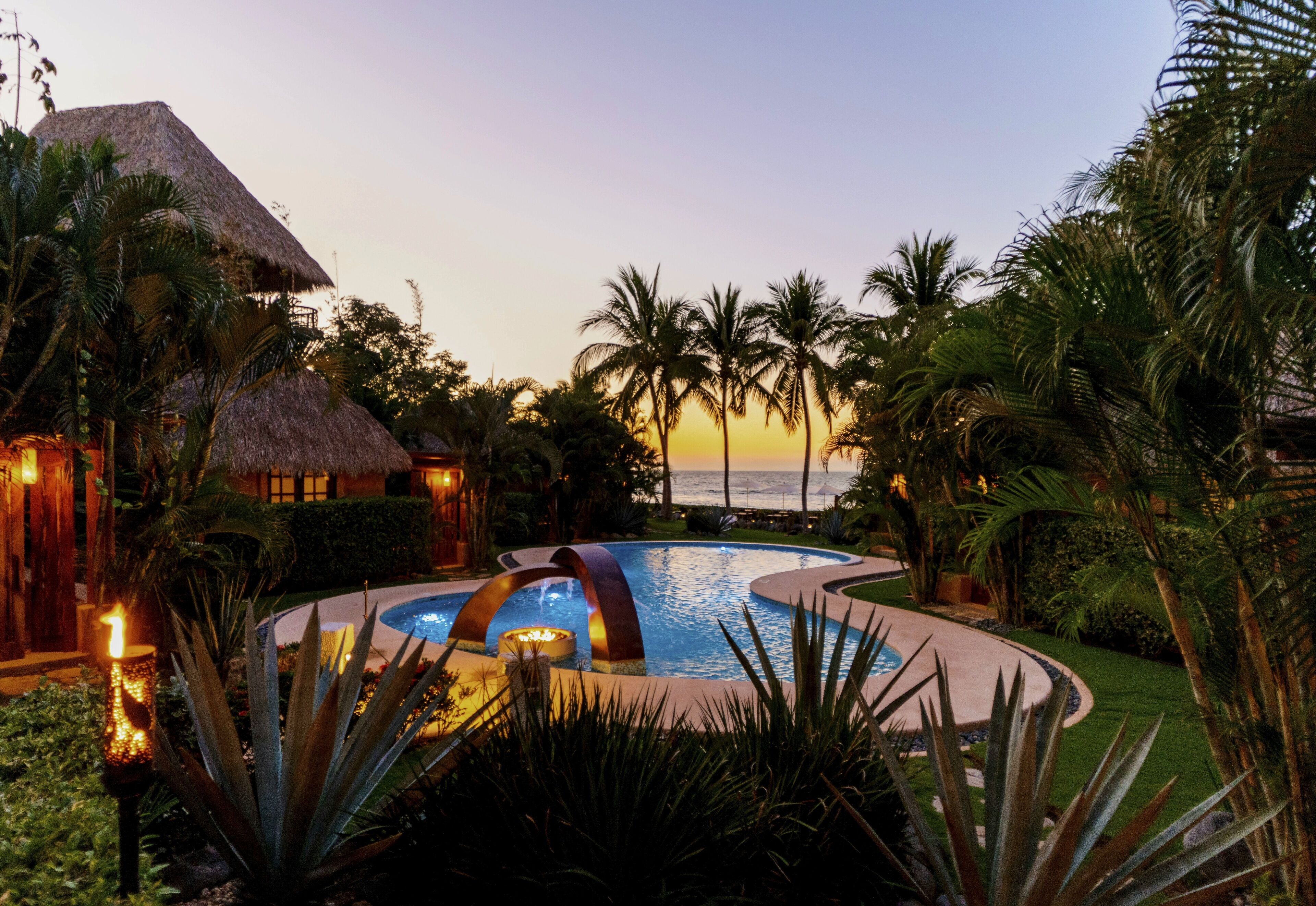 Alberca al aire libre y camastros 