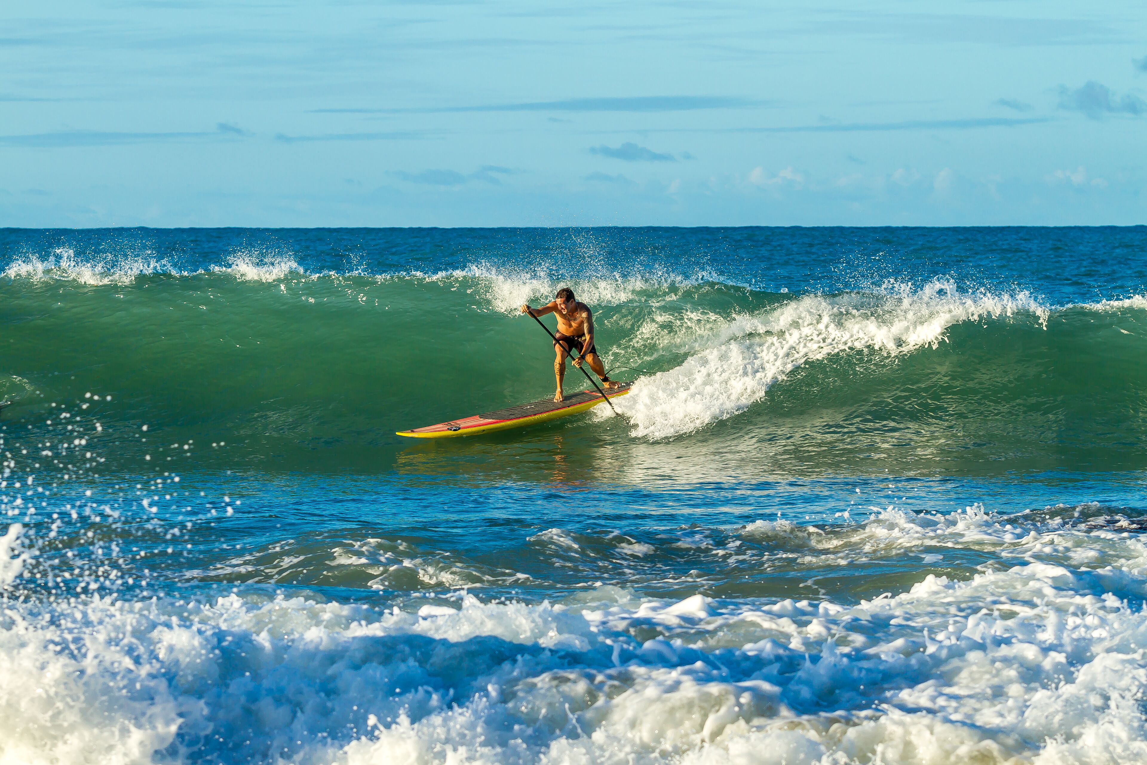 Uma pessoa surfando em uma onda.
