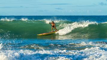 Uma pessoa surfando em uma onda.