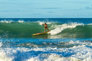 Uma pessoa surfando em uma onda.