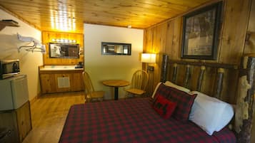 Room, 1 Queen Bed | Desk, bed sheets