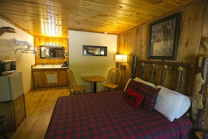 Habitación, 1 cama Queen size | Escritorio y ropa de cama 