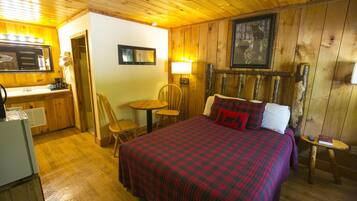 Phòng, 1 giường cỡ queen | Bàn, bộ trải giường