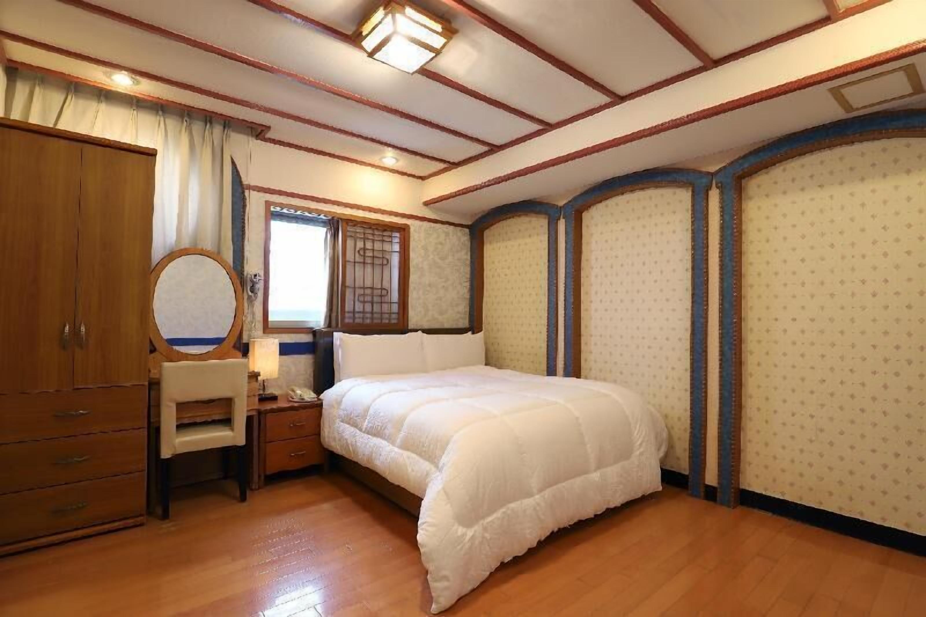 Individually decorated, blackout curtains, free WiFi, bed sheets