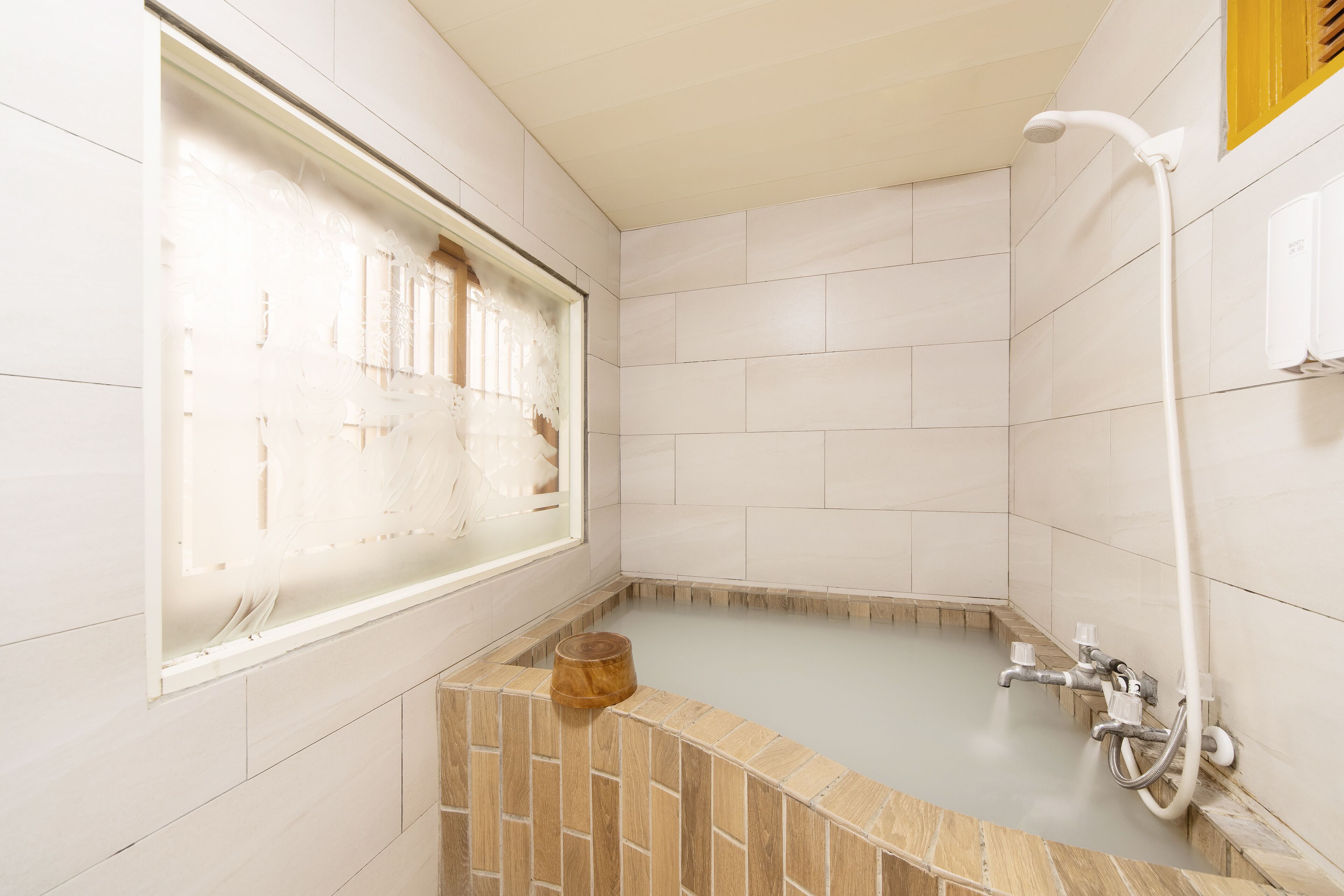 스탠다드 더블룸 | 욕실 | 샤워기/욕조 결합, 광천수 욕조, 헤어드라이어, 슬리퍼