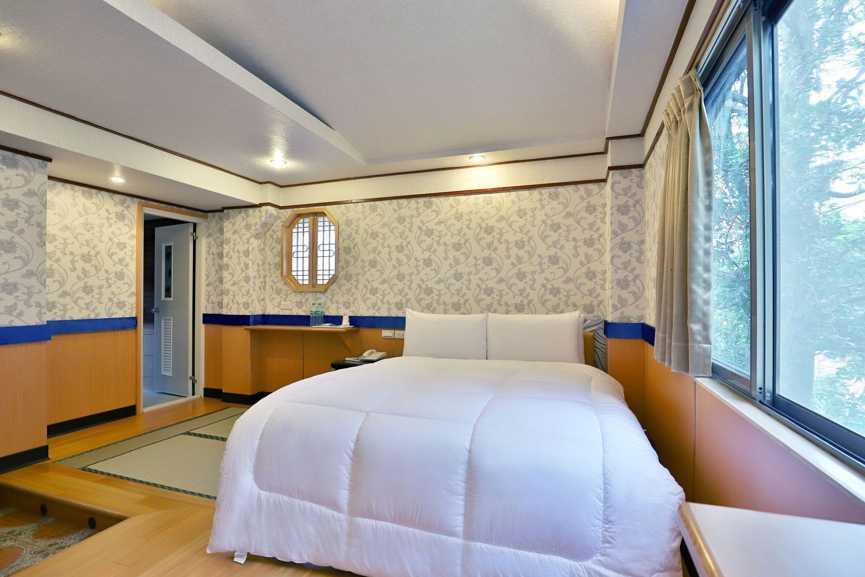 Individually decorated, blackout curtains, free WiFi, bed sheets