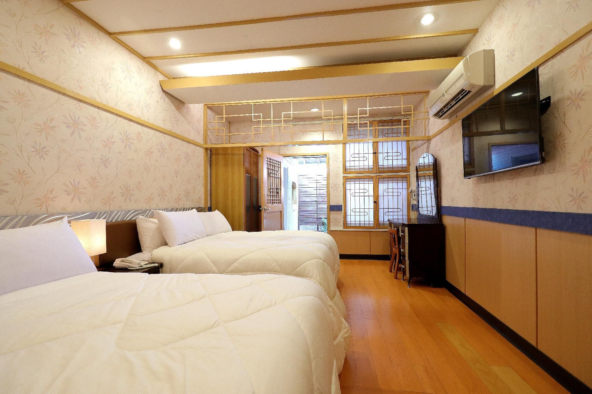 Individually decorated, blackout curtains, free WiFi, bed sheets