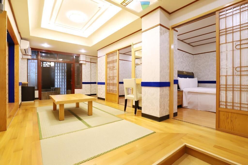 Individually decorated, blackout curtains, free WiFi, bed sheets