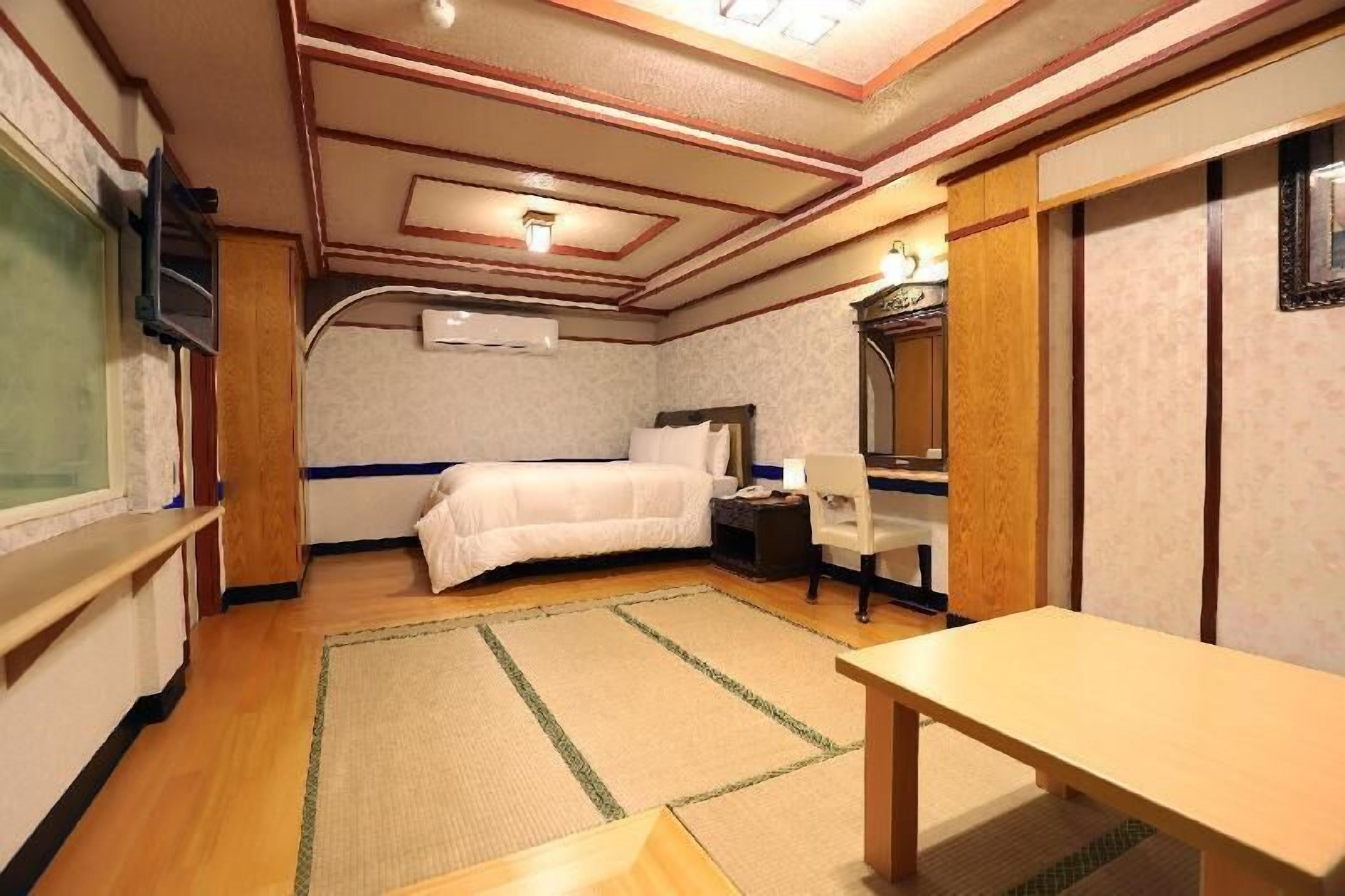 Individually decorated, blackout curtains, free WiFi, bed sheets