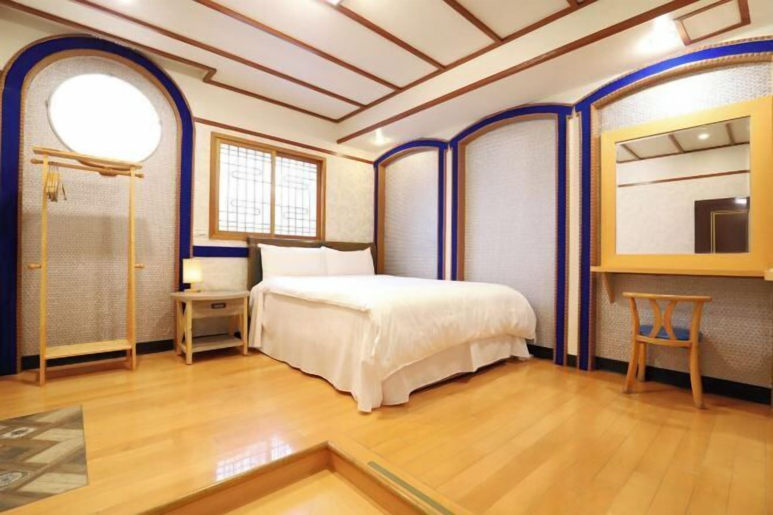 Decoración personalizada, cortinas blackout, wifi gratis y ropa de cama 