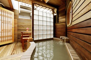 Chambre Deluxe, 1 lit double (Partial open-air hot spring bath) | Salle de bain | Ensemble douche/baignoire, baignoire d'eau douce, sèche-cheveux