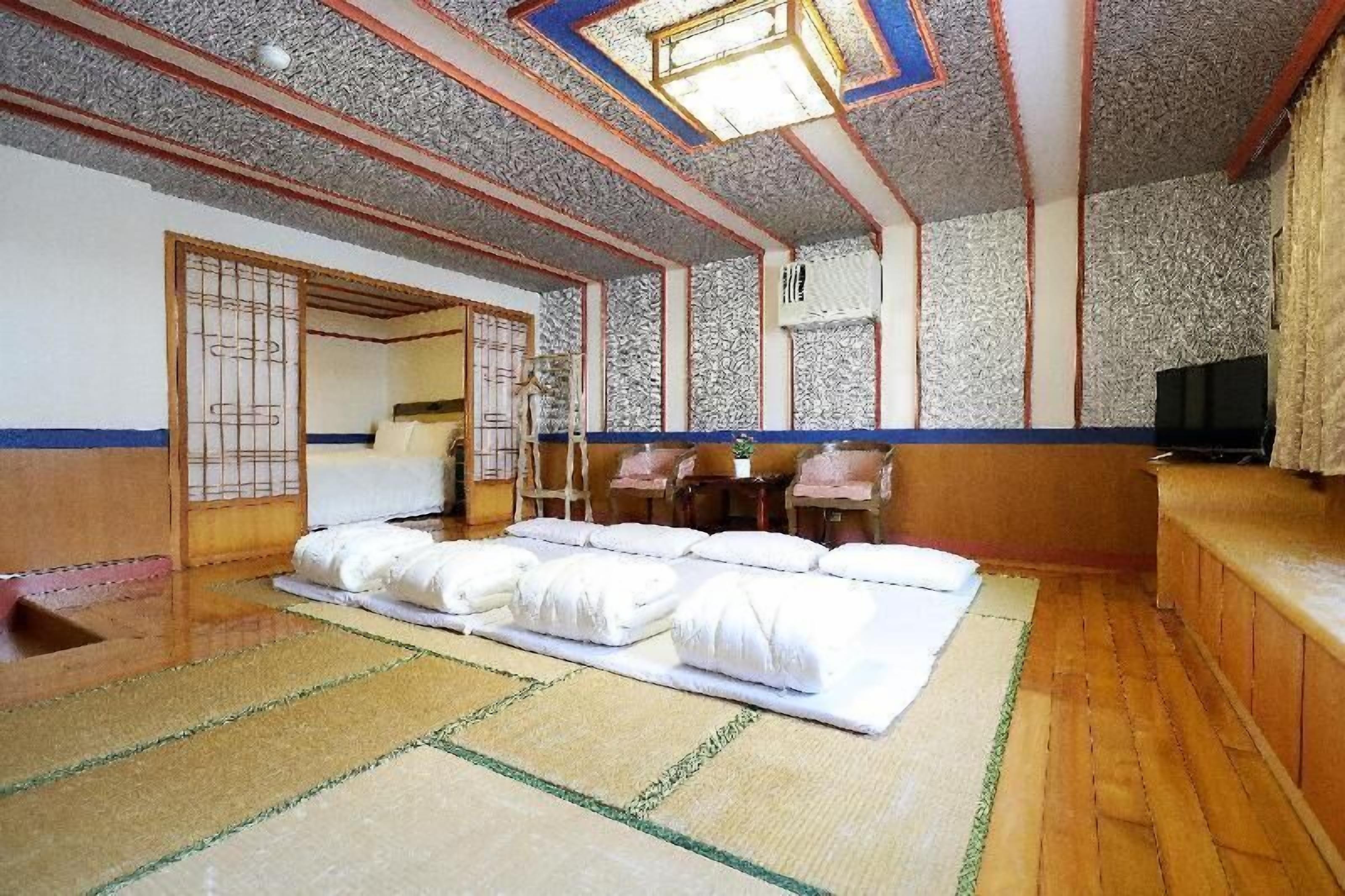 Individually decorated, blackout curtains, free WiFi, bed sheets