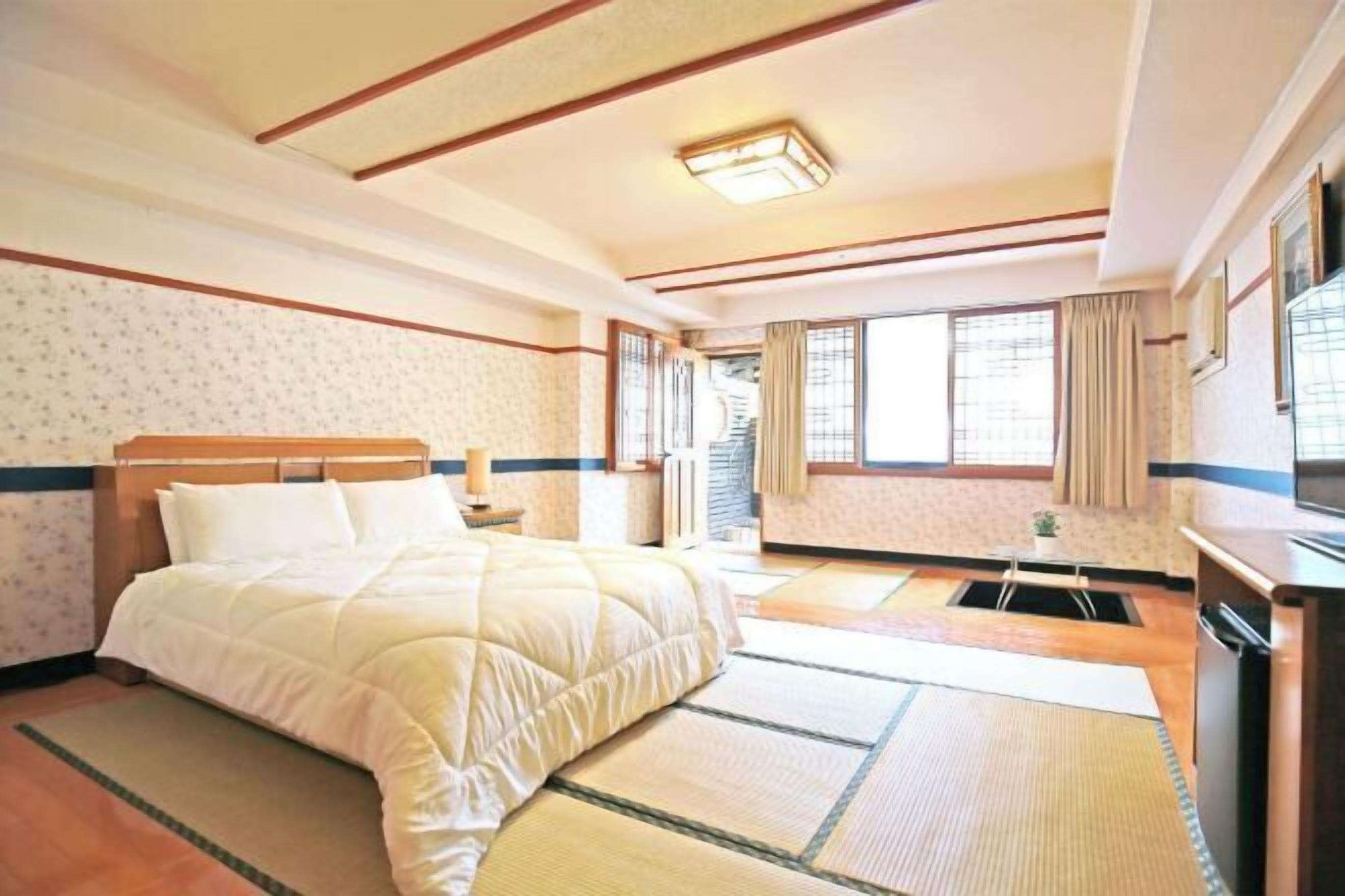 Decoración personalizada, cortinas blackout, wifi gratis y ropa de cama 