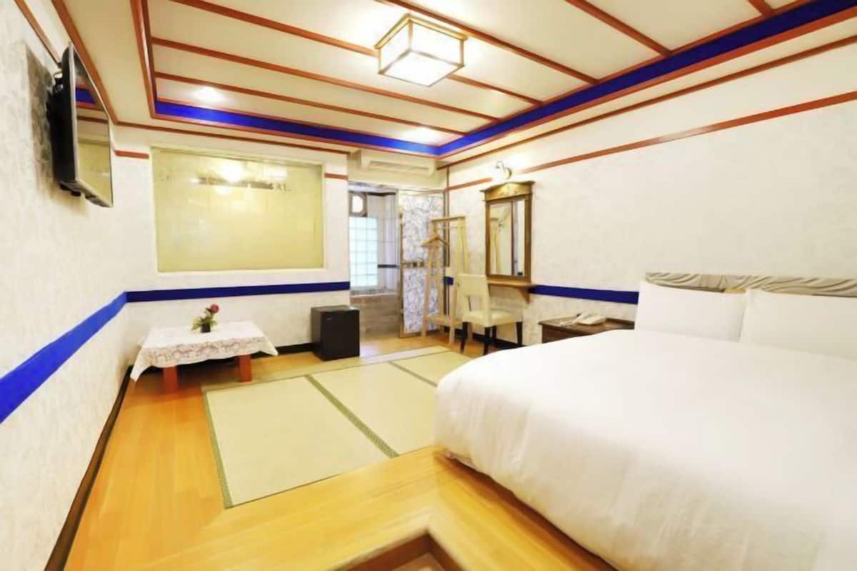 Blackout curtains, free WiFi, individually decorated, bed sheets