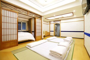 豪華家庭間 | 獨特設計、遮光窗簾/窗簾、免費 Wi-Fi、床單