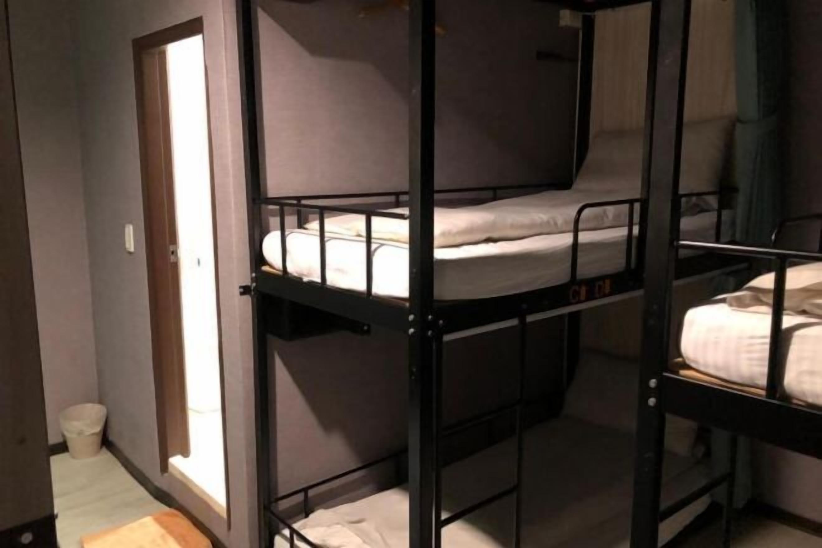 客房内保险箱、隔音、免费 WiFi、床单