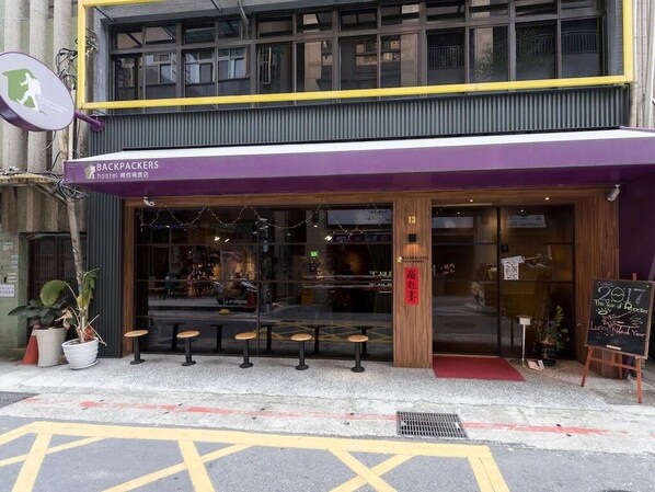Front of property - Backpackers Hostel-Ximending branch (Taipei)