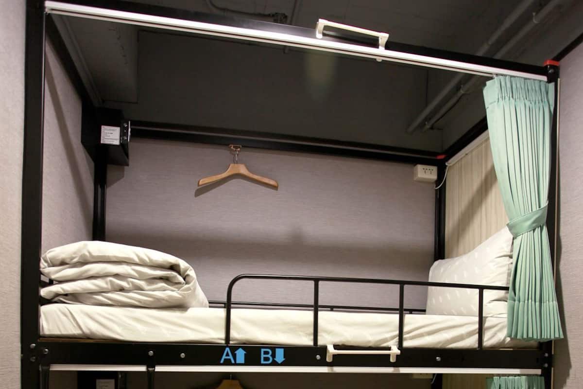 Caja de seguridad en la habitación y sistema de insonorización