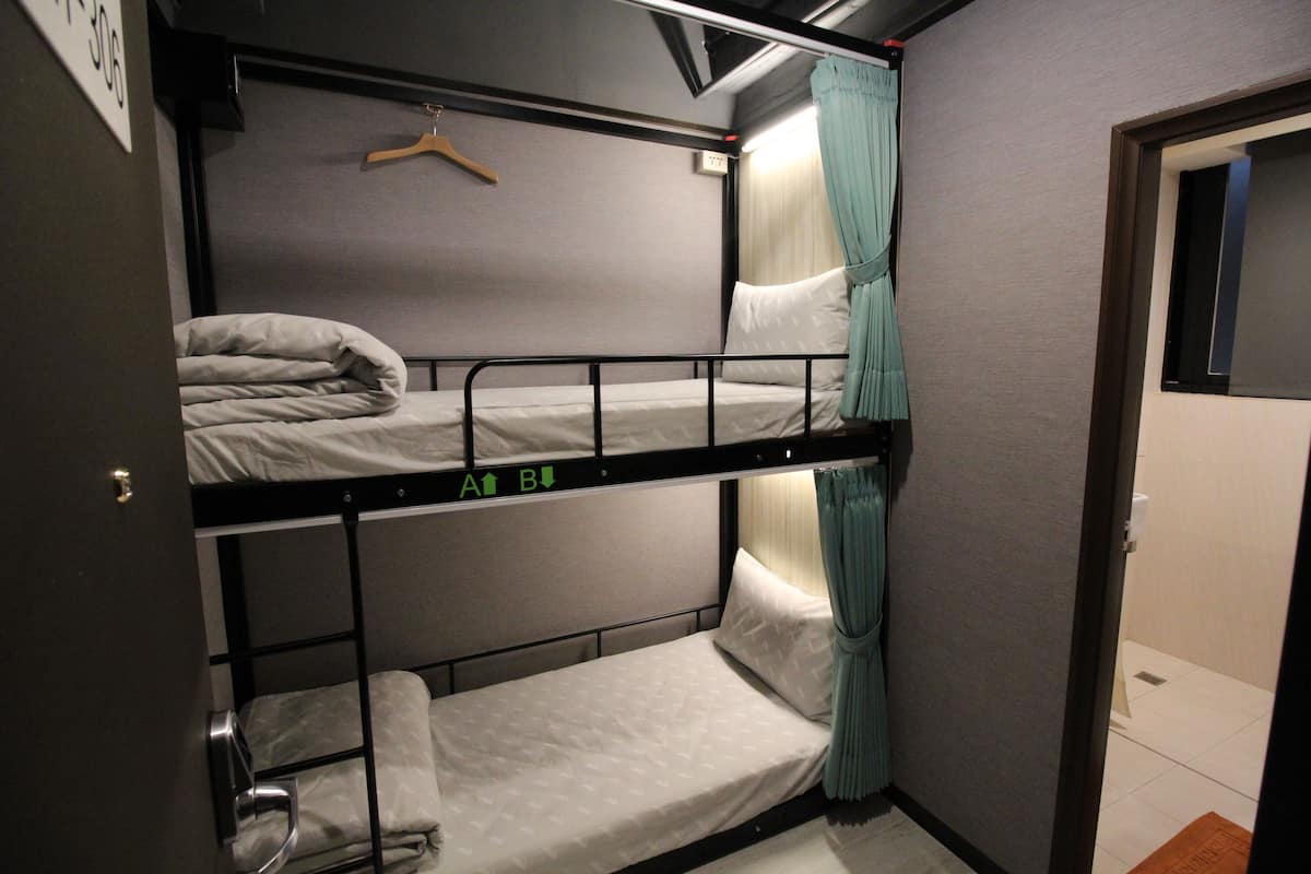 ベーシック ルーム 専用バスルーム (Bunk Bed) | セーフティボックス (室内)、防音設備、WiFi (無料)、ベッドシーツ