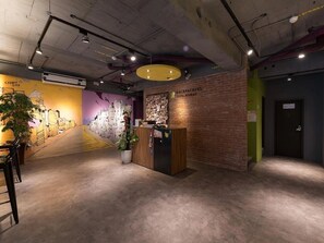 Reception - Backpackers Hostel-Ximending branch (Taipei)